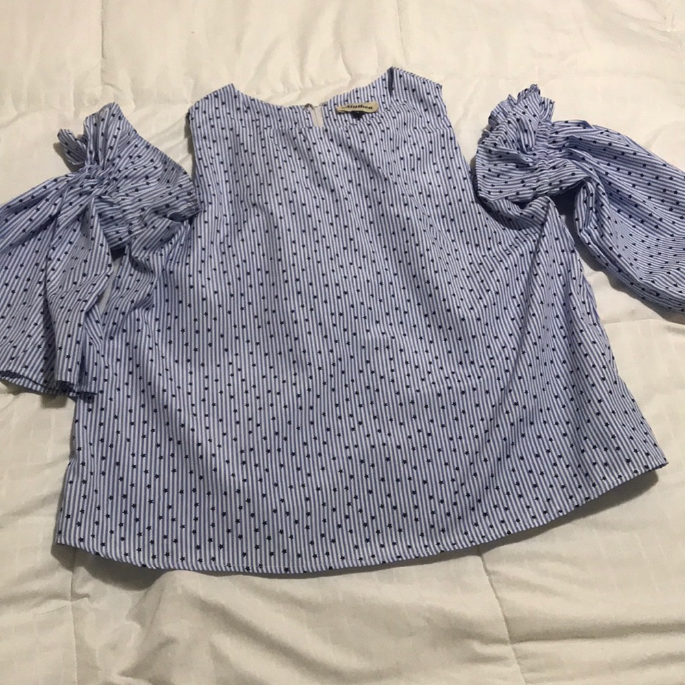 Cold Shoulder Star Print Top